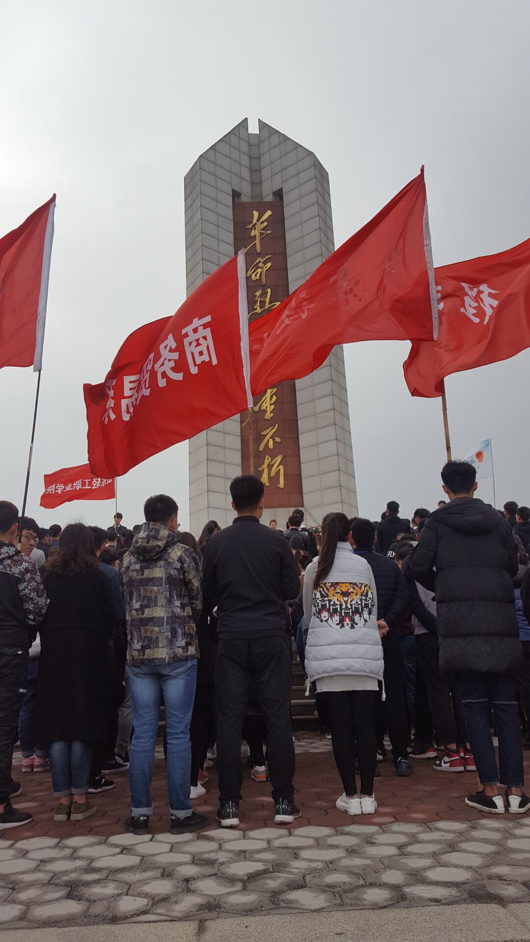 烈士陵园内听团课一－组织学生干部开展清明祭扫活动