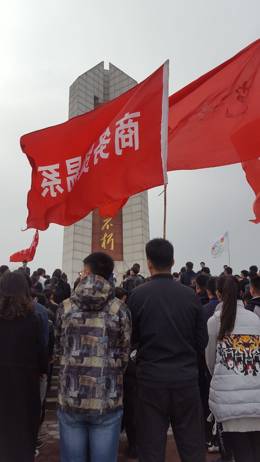 烈士陵园内听团课一-组织学生干部开展清明祭扫活动